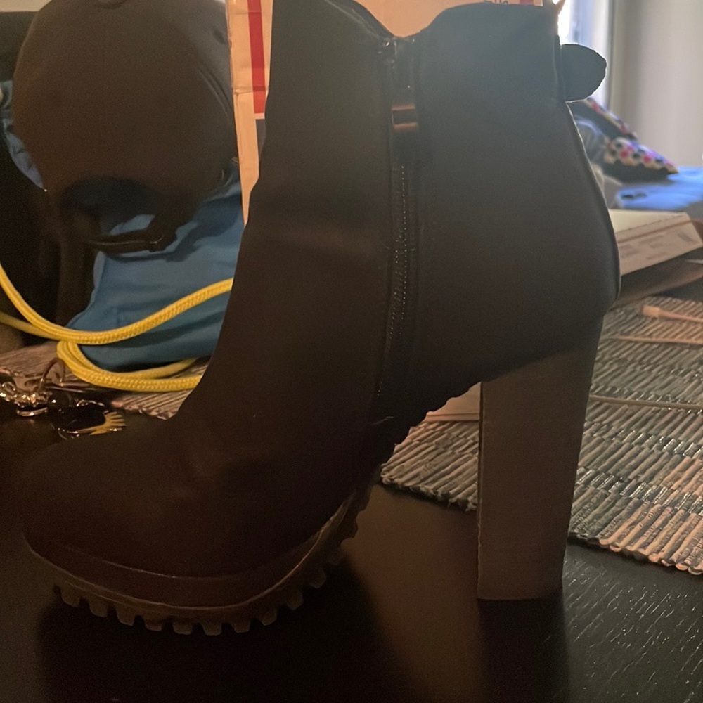 Platform Zipper Booties black